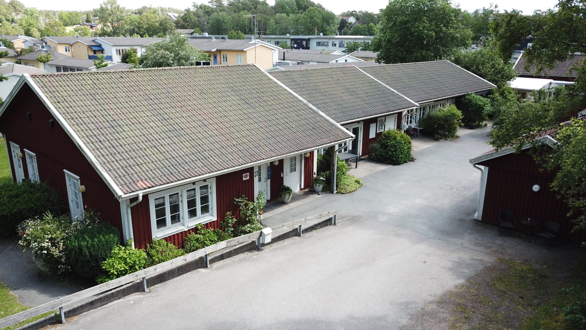 Brottkärrsvägens gruppbostad, flygvy över radhusliknande byggnader med gård och gångväg