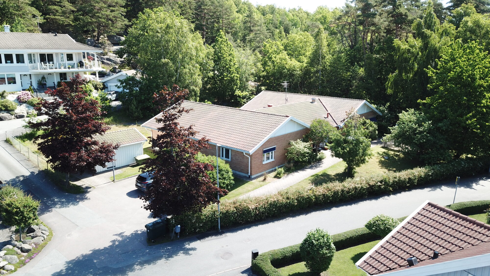 Båtstenarnas gruppbostad,flygvy över byggnad och gård med trädgård