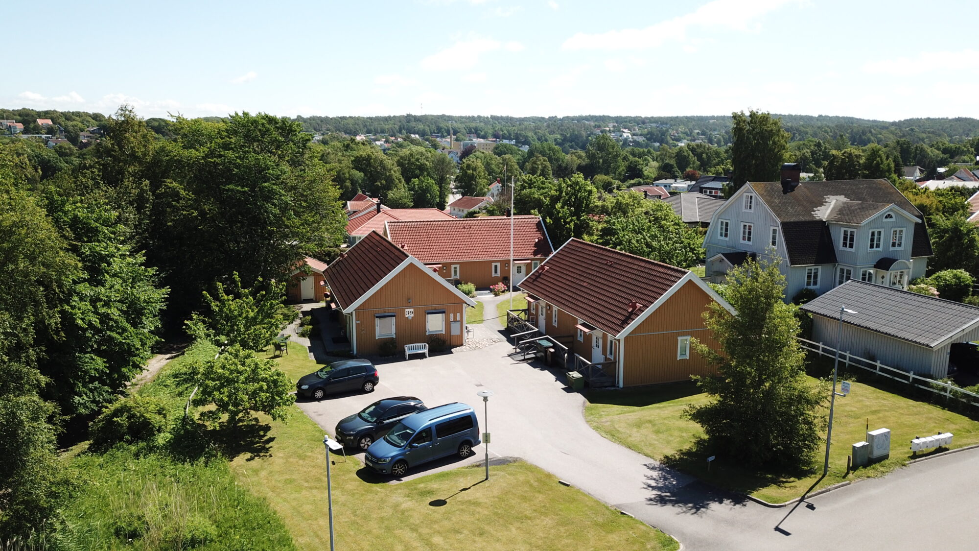 Hults gatas servicebostad, flygvy över bostadsområde med flera hus,parkering och grönska