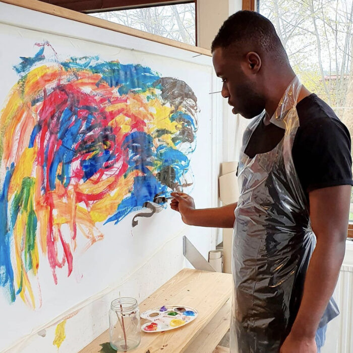 Färgglad målning på duk under skapande aktivitet