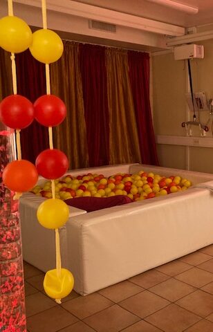 Rep med bollar i olika färger i förgrunden. Bollhav i bakgrunden.