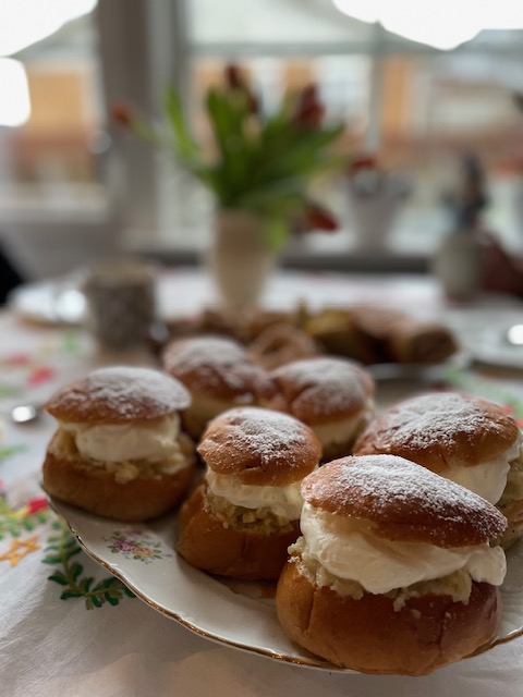 Fat med semlor på bord