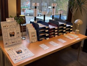 Ett bord med olika samtalskartor.