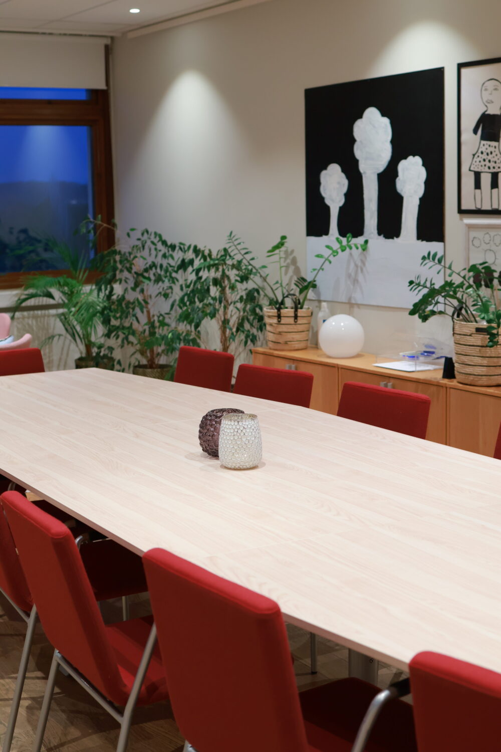 Konferensbord och stolar