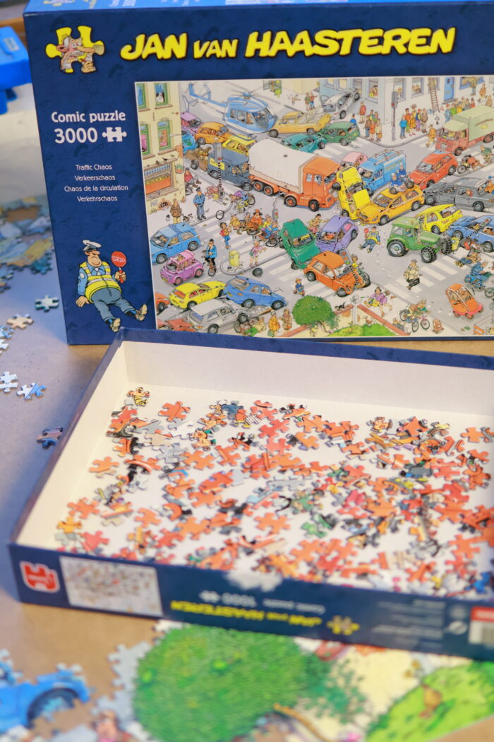 Pussel med många bitar ligger uppackat på ett bord