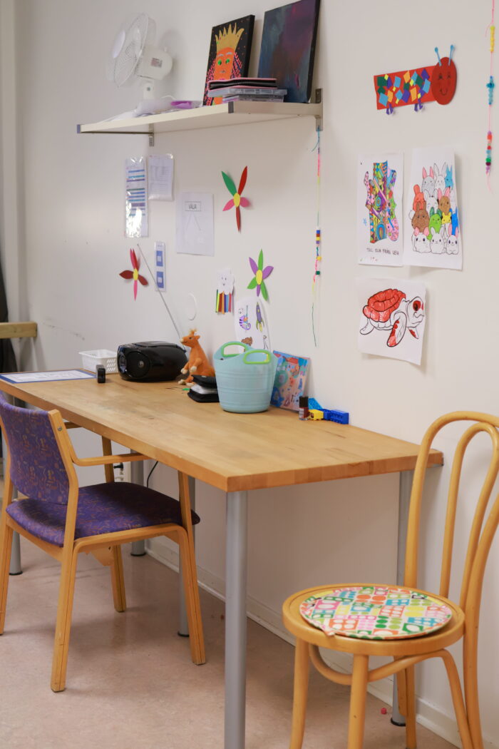 Bord och stolar i en kreaktiv arbetsmiljö