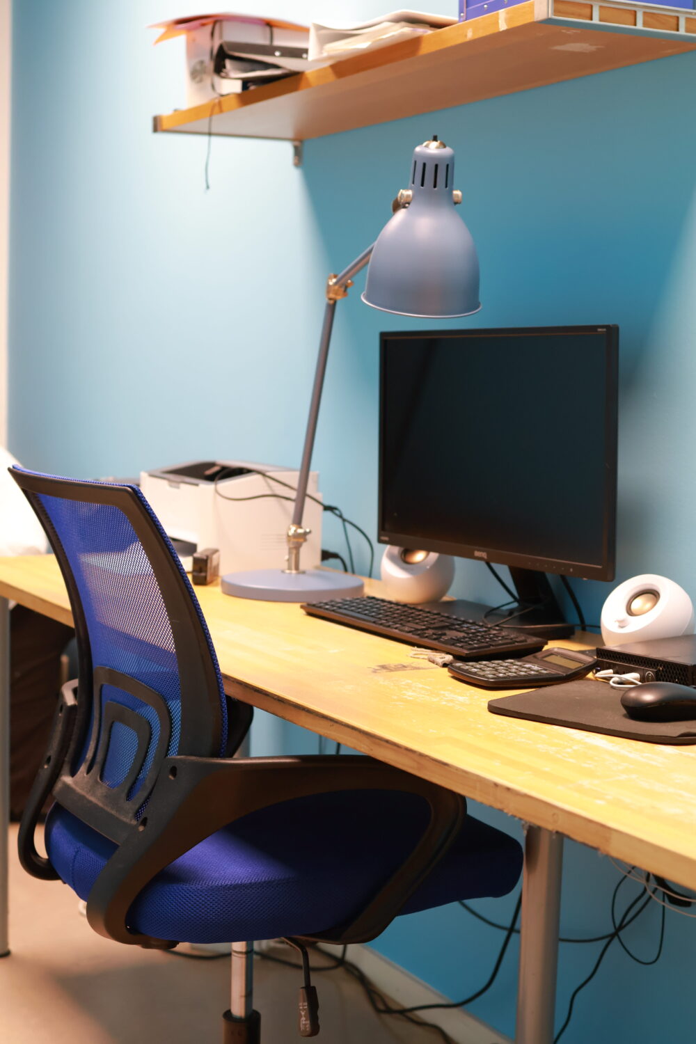 Arbetsplats med skrivbord,dator och kontorsstol