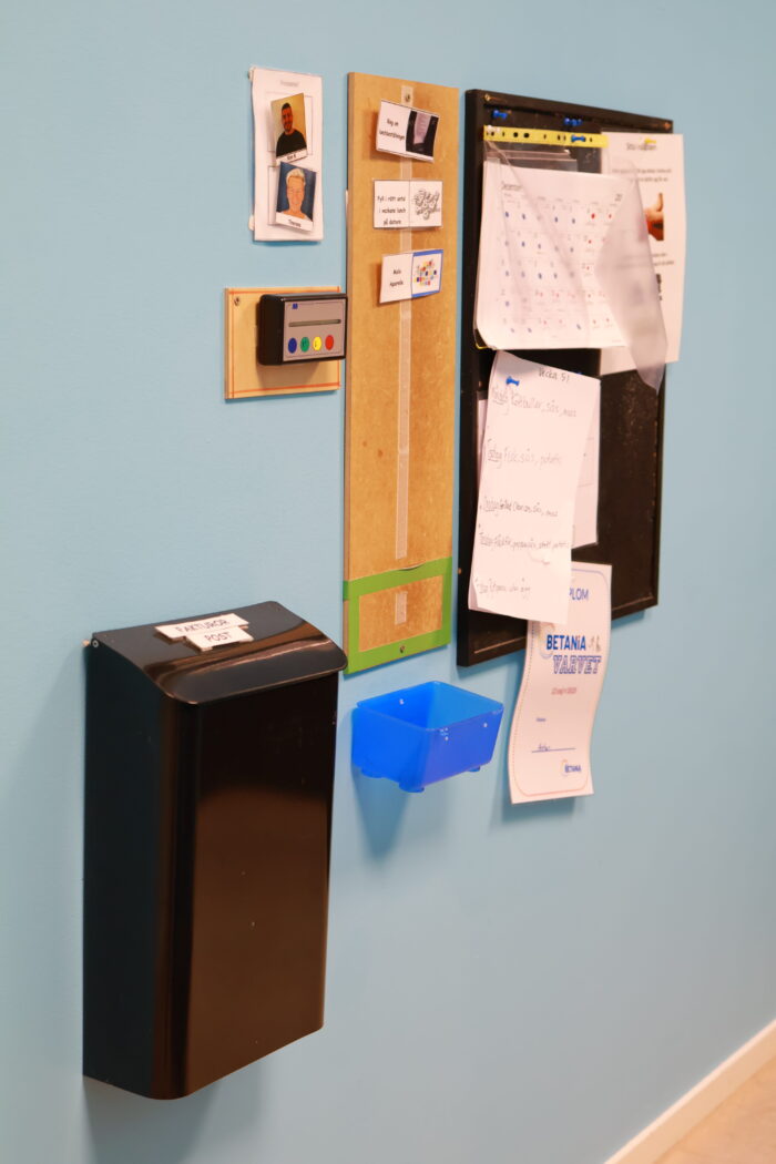 Väggmonterad informationsyta med anslag och dokument