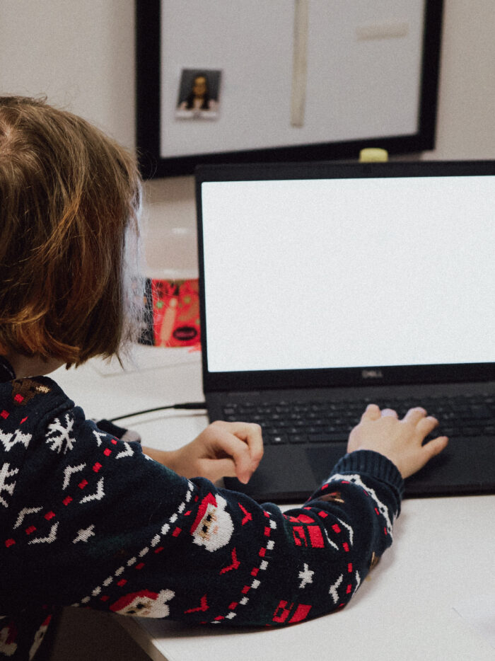 Person arbetar vid dator vid ett skrivbord