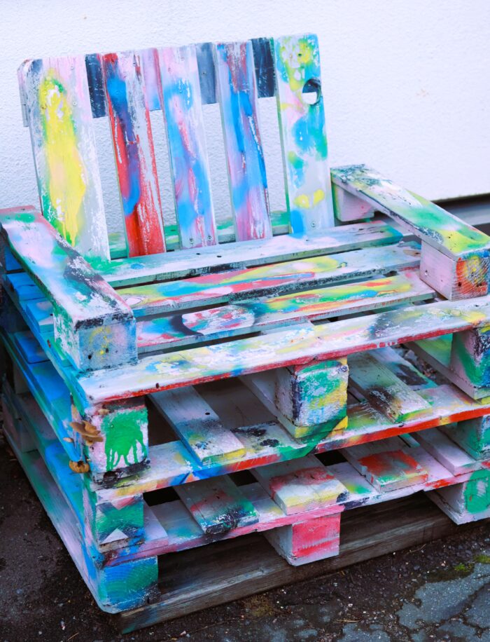 Målade pallkragar staplade efter skapande aktivitet