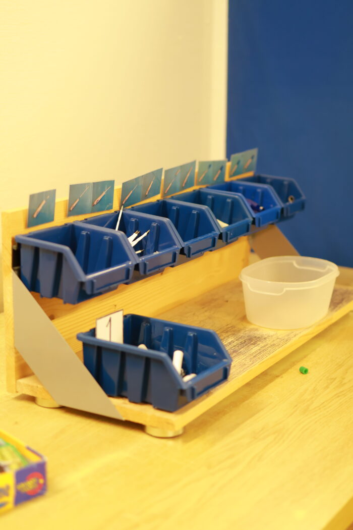 Sorteringslådor placerade på ett bord