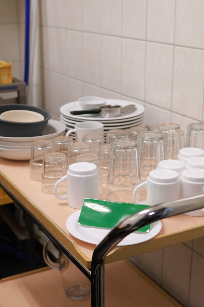 En serveringsvagn med glas,muggar, skålar och tallrikar