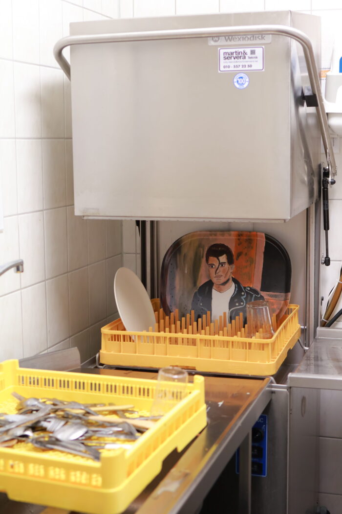 Diskmaskin med gula diskbackar