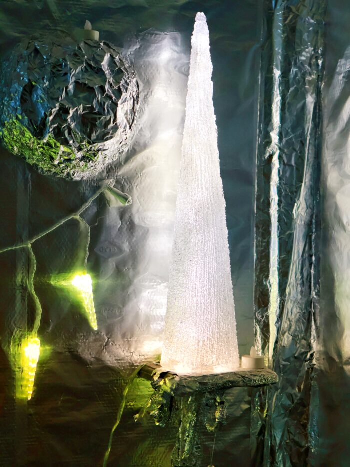 Stämningsfull detalj från ett sinnesrum med lysande dekorationslampa i form av istappar. Väggarna är klädda i aluminiumfolie.