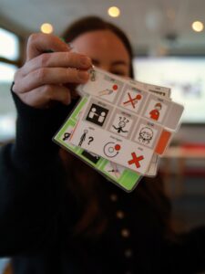 En person håller fram en samtalsknippa