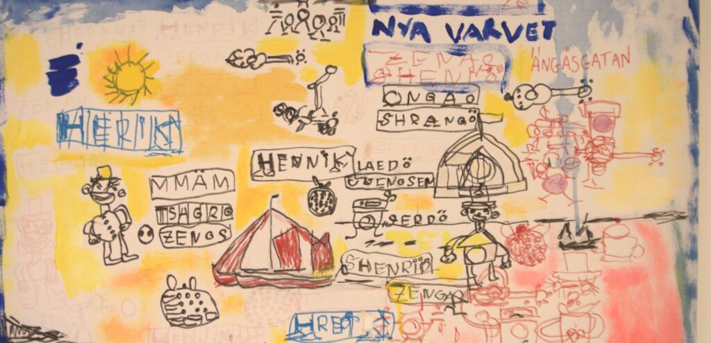 En färgglad teckning med gul bakgrund fylld av barnliknande figurer,symboler,text och motiv som sol,båt och personer. Bilden ser ut som en kreativ fantasiteckning med många små detaljer.