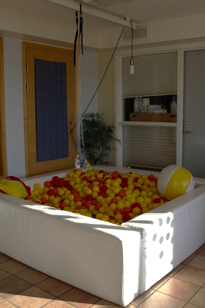 Bollhav med gula och och röda bollar. Två badbollar.