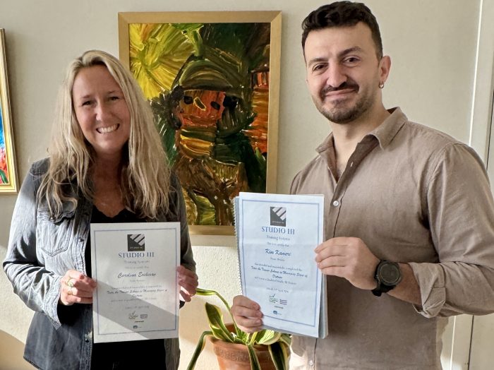 Två personer med varsitt diplom i handen