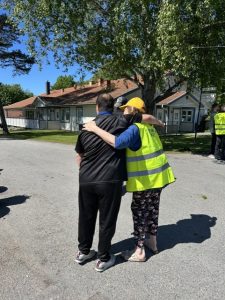 Två personer som kramas. Man ser ryggarna.