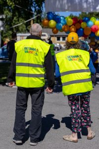 Två personer i gula västar.